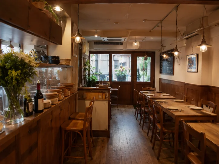 店内奥側の客席の様子